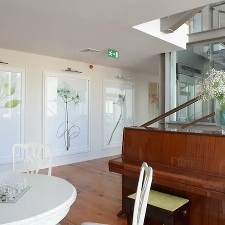 Sundial Gardens & Suites Guest house