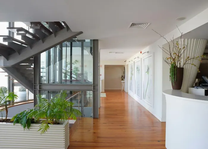 Hotel Sundial Gardens & Suites